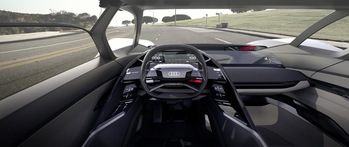 3- PB18 E-TRON. Gael Buzyn, Director del estudio de diseño de Audi en Malibú, donde ha nacido el Audi PB18 e-tron, describe los elementos más importantes en las especificaciones: «Queremos ofrecer al conductor una experiencia que únicamente encontraría en un coche de carreras, como el Audi R18. Por ello desarrollamos el interior en base a la posición central del conductor. Sin embargo, nuestro objetivo era dotar al PB18 e-tron de un alto grado de versatilidad para uso diario, no solo para el conductor, también para un posible pasajero»