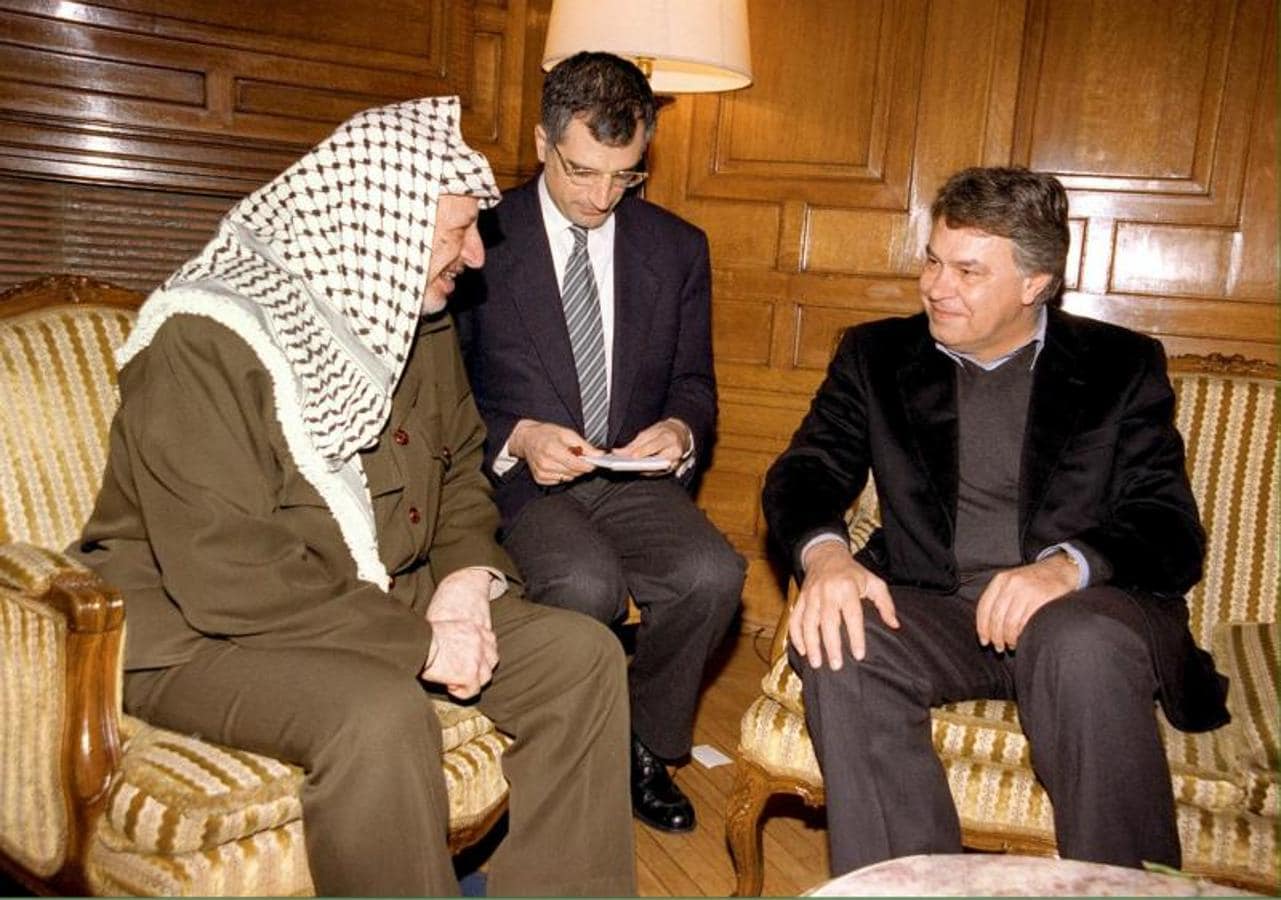 El Premio Nobel de la Paz y líder de la OLP, Yasser Arafat, junto a Felipe González. 