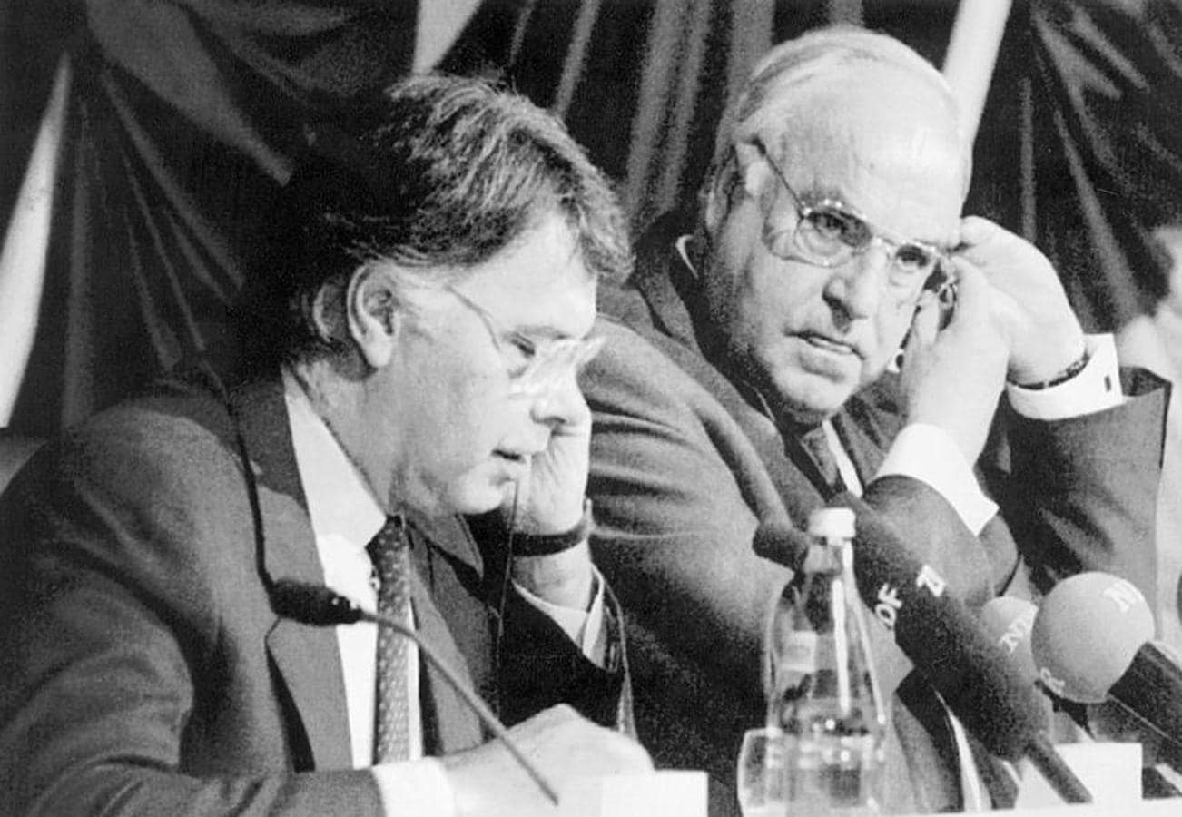 Felipe González escucha un mensaje por un auricular junto al excanciller alemán Helmut Kohl. 
