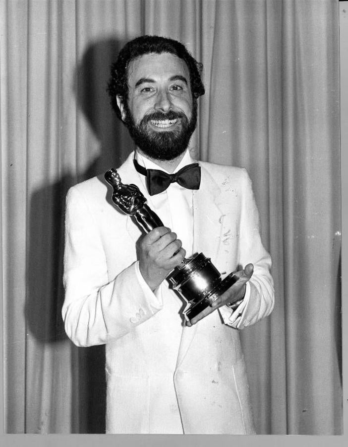 Garci sostiene su Óscar a la mejor película extranjera por su largometraje «Volver A Empezar». 