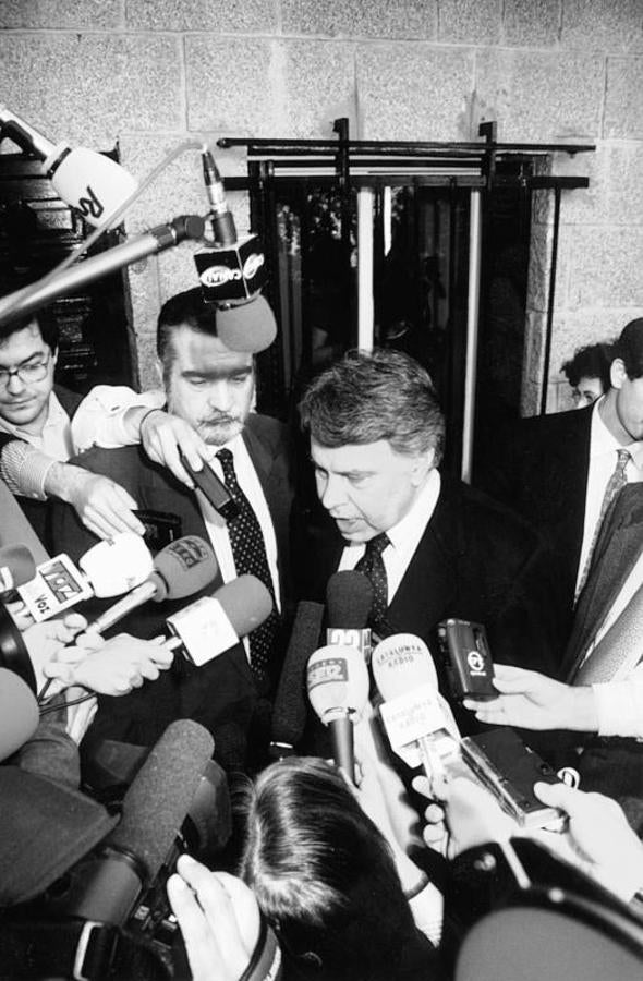 El presidente González atendiendo a los medios de comunicación. 