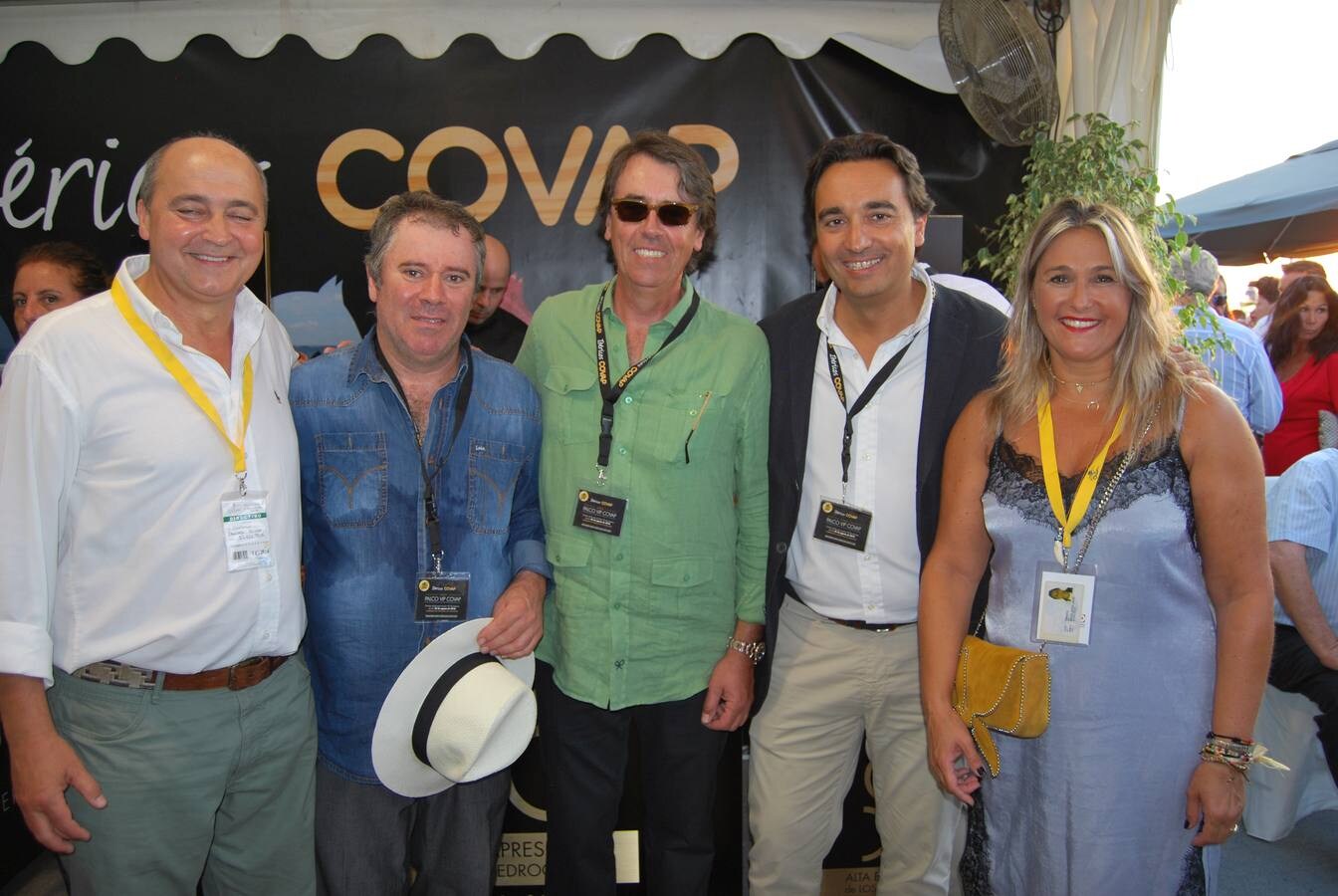 Gonzalo Sánchez Delage y Bea Martel junto a miembros del consejo y directivos de Covap. 