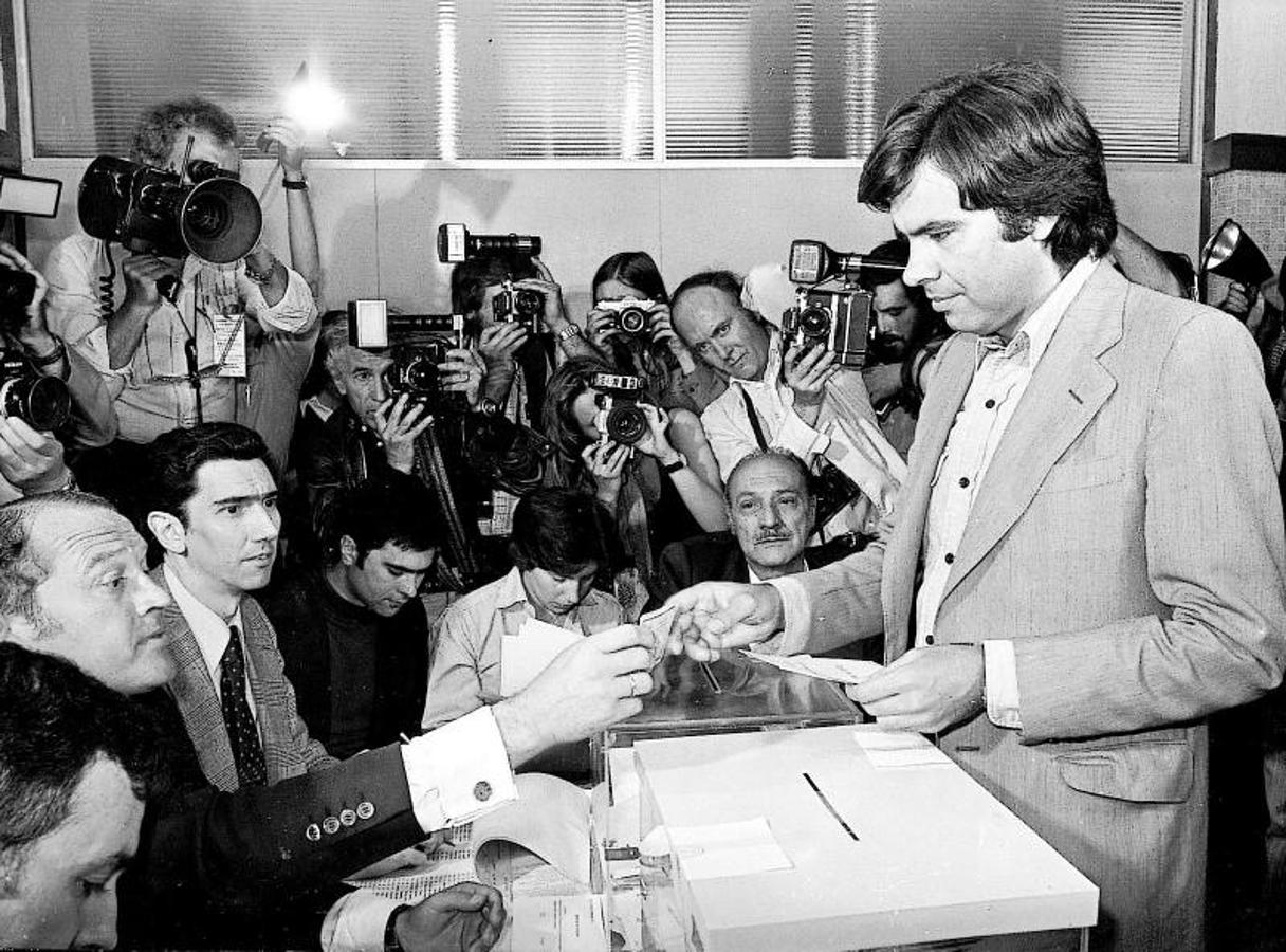 Felipe González da su voto en las primeras elecciones democráticas de España. 