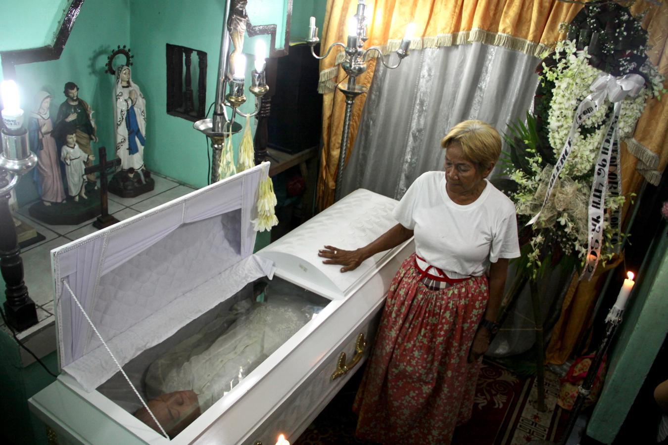 Cora Galang, en el velatorio de su hijo, Louiseto Torrillia, abatido a tiros por la Policía el pasado día 16 en una operación antidroga en el Cementerio del Norte de Manila. 