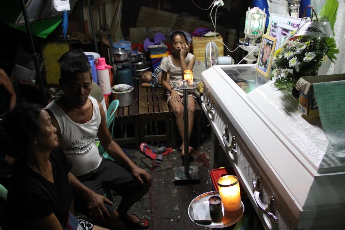 Carlos y Evangeline Operario en el velatorio de su hijo Bernardo, asesinado el pasado día 4 por dos sicarios que se lo llevaron de su grupo de amigos sin que nadie pudiera hacer nada. 