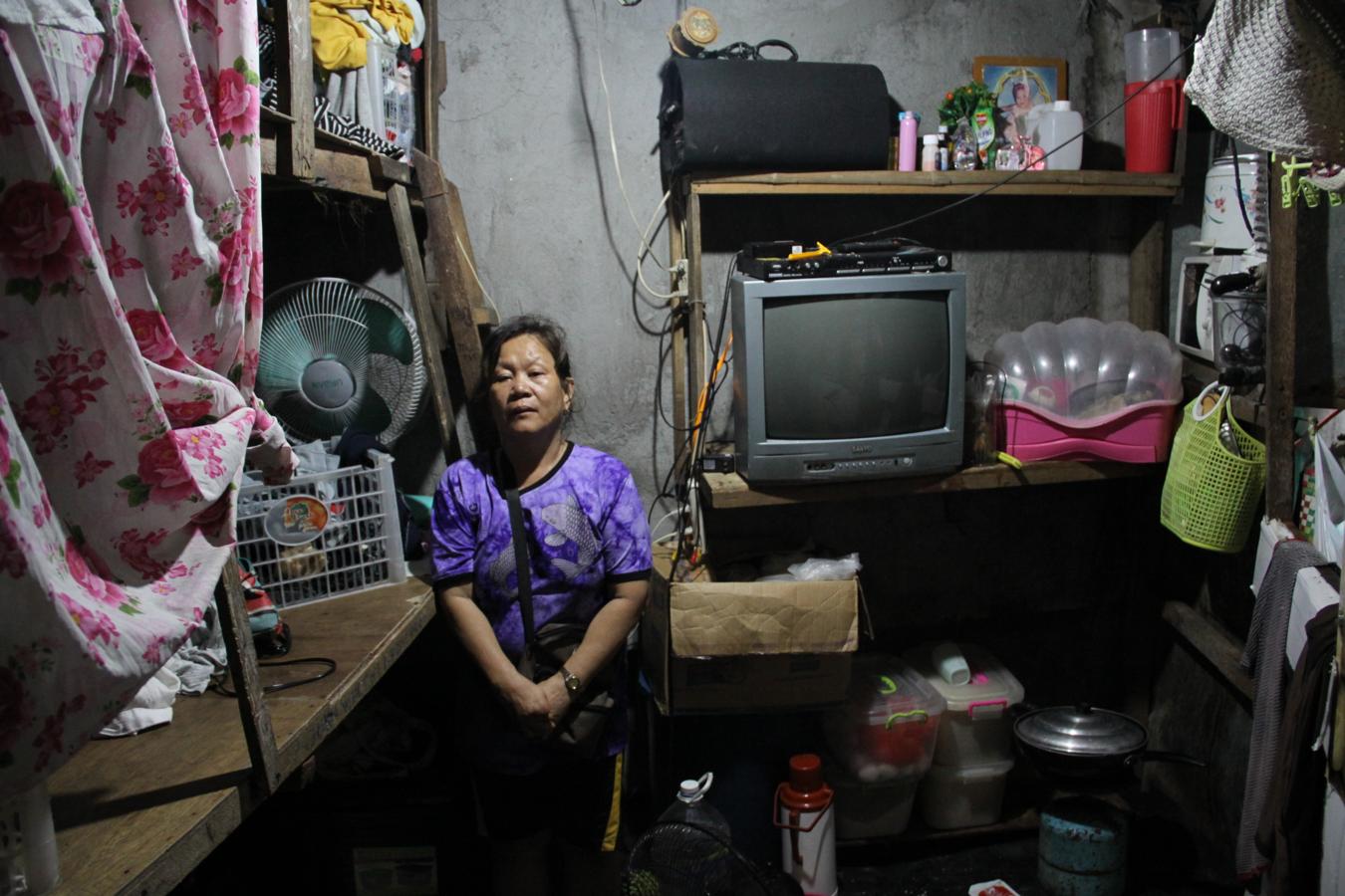 Tidea Regalario, madre de Efrén Bondocoy, otra víctima de la guerra contra la droga, en la chabola donde vive junto a sus cuatros nietos en el arrabal de "Paradise Village" ("Pueblo Paraíso"), junto al puerto de Manila. 