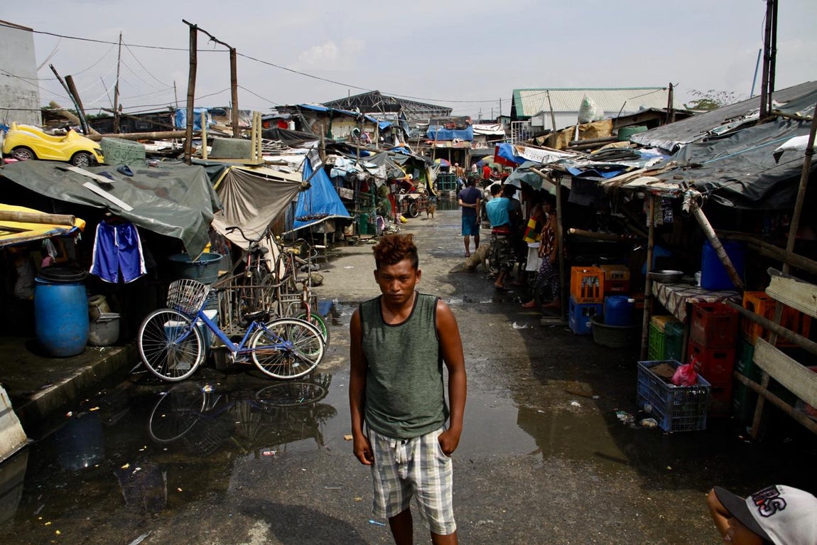 Saldy Aspy ha perdido a 30 de sus amigos en los dos últimos años. "Trabajamos 20 horas al día descargando barcos y tomamos "shabú" para aguantar", se justifica el joven, cuyo nombre figura en la lista de drogadictos del arrabal donde vive porque ya ha estado en la cárcel. A sus 23 años, sabe que tiene los días contados: "Temo acabar como mis amigos, pero no tengo dinero para irme de aquí". 