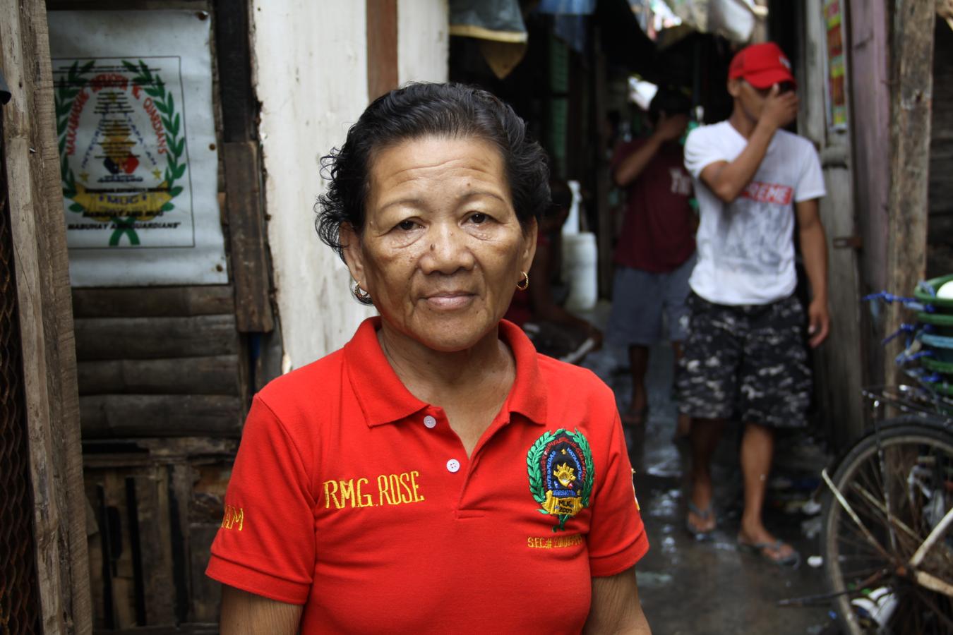 Rosita Opiasa pertenece a la Unión de Guardianes de Makabangsan, una asociación que apoya al presidente Duterte, pese a que su hijo, Jason Ribera, fue asesinado el año pasado por unos pistoleros en la guerra contra la droga. A su espalda, dos jóvenes del arrabal Market 3 se tapan la cara por miedo a que la Policía o los "escuadrones de la muerte" los identifiquen. 