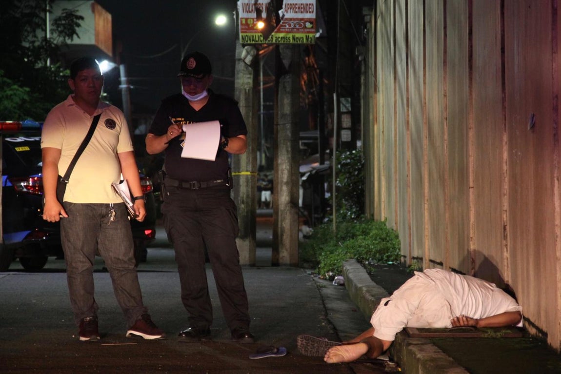 La Policía inspecciona el cadáver de un drogadicto abatido a tiros por la Policía el pasado miércoles. 