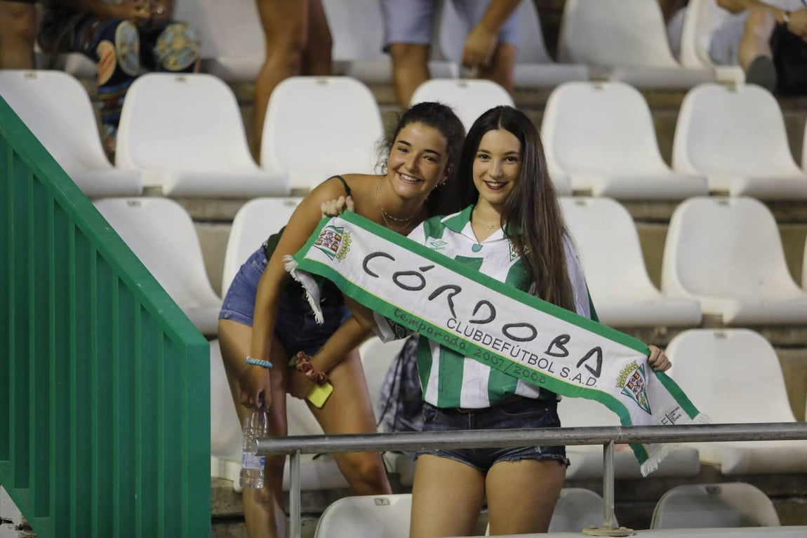 El ambiente de las gradas del Córdoba-Oviedo