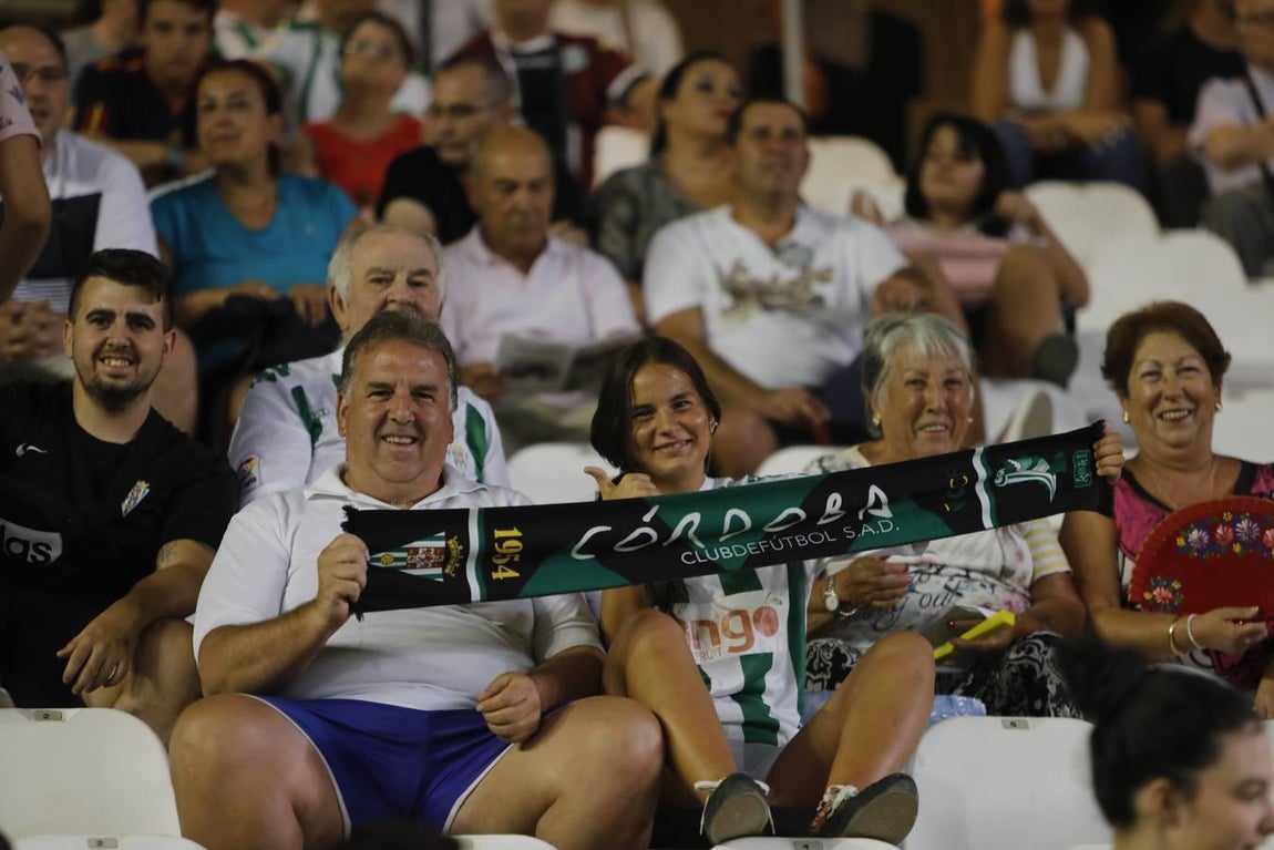 El ambiente de las gradas del Córdoba-Oviedo