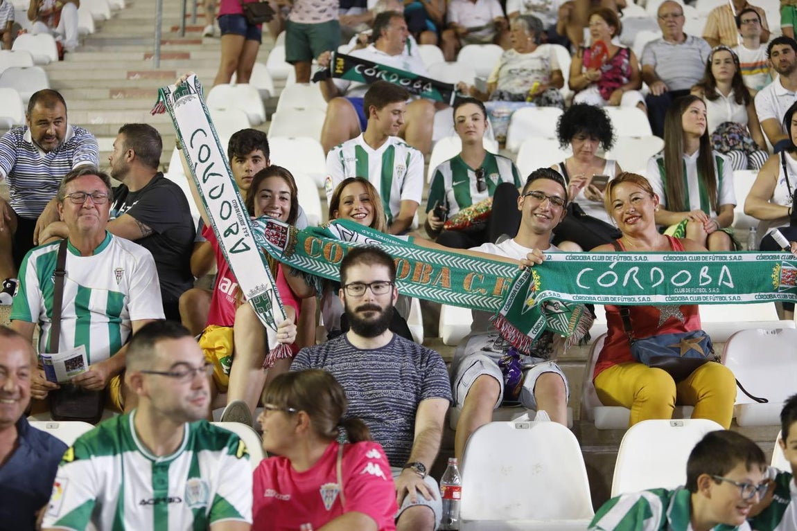 El ambiente de las gradas del Córdoba-Oviedo