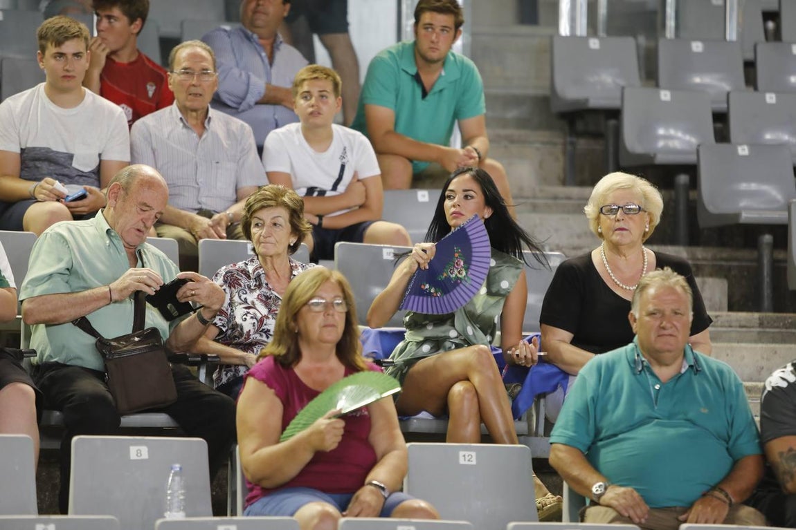 El ambiente de las gradas del Córdoba-Oviedo