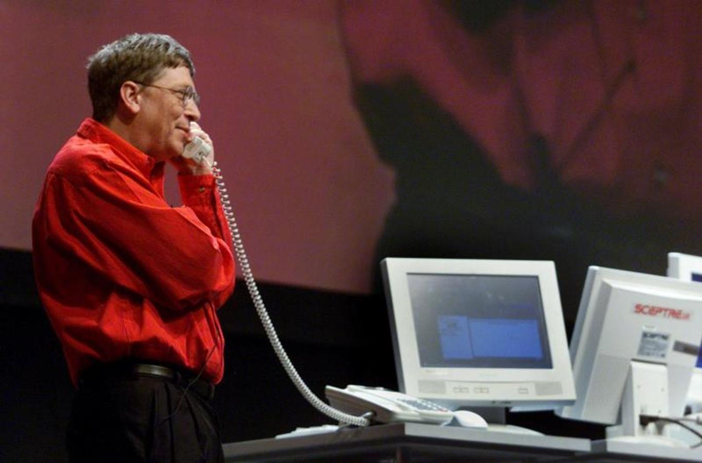 Gates al teléfono durante una de las Windows Hardware Engineering Conference. 