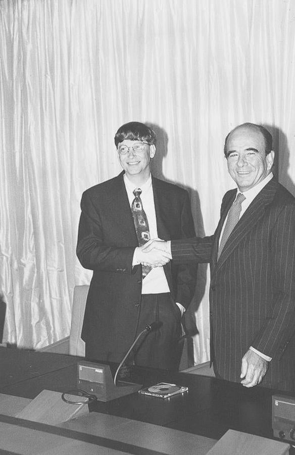 Emilio Botín saluda a Bill Gates durante el III Congreso Mundial de Usuarios de Internet. 