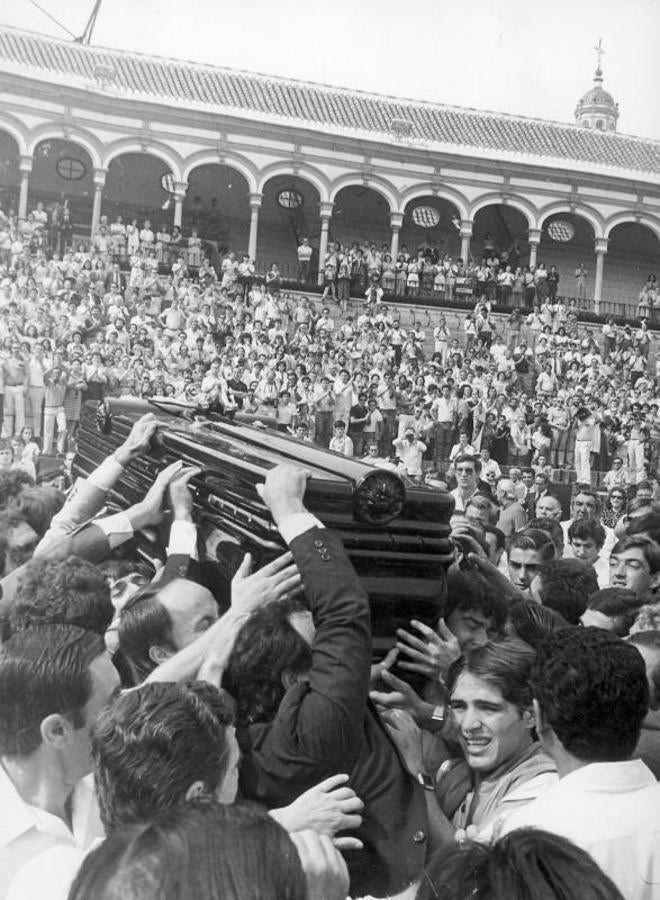 El féretro con los restos mortales de Paquirri en la Maestranza. 
