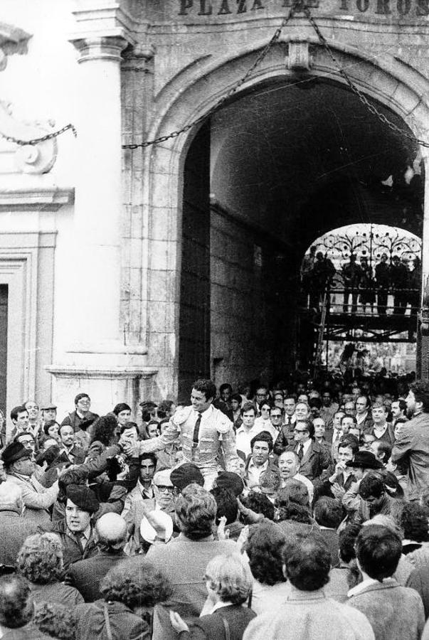 Paquirri sacado a hombros tras torear en la Maestranza de Sevilla y cortar tres orejas. 