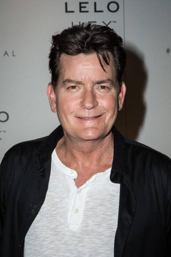 Charlie Sheen. El actor que llegó a la cima del estrellato por la serie «Dos hombres y medio» se hizo mundialmente famoso no solo por la serie, su famosa adicción a las drogas y al sexo se trasladó mas allá de los secretos de camerino de los actores y llegó a los oídos de todos. El actor llegó a gastarse en una sola noche 100.000 dólares