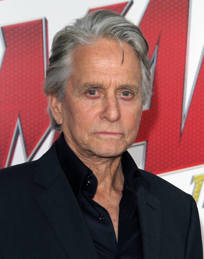 Michael Douglas. Fue el primero en declararse un adicto al sexo, esta confesión la hizo en 1944. Diandra Luker, la que fue mujer del actor hasta el año 2000, se separó del intérprete de «instinto básico» por sus numerosas infidelidades. En 2013 comunicó un cáncer de garganta cuyo causante podía ser según hipótesis médicas, el VPH, virus de papiloma humano, que en muchas ocasiones está asociado a la práctica del sexo oral. Afortunadamente, en la actualidad el actor está curado, tanto de su cáncer como de su adicción.