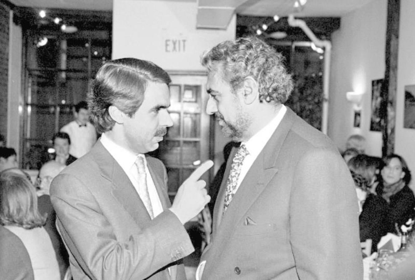 José María Aznar dialogando con Plácido Domingo. 