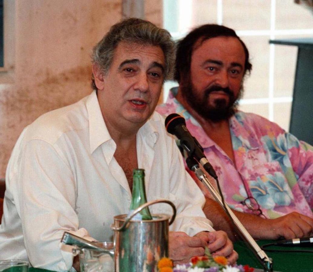 Domingo y Pavarotti durante una rueda de prensa. 