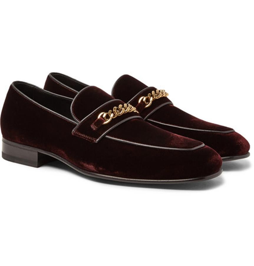 Mocasines de Tom Ford. Un diseño arriesgado, rompedor pero estiloso para concluir la galería, fantástico para llevar en alguna noche especial en la que desempolves el esmoquín. Tom Ford se luce con el terciopelo en estos mocasines Leeds fabricados en Italia con tela de felpa y decorados con eslabones de cadena realizados en oro pulido. Precio: 1.100 euros.