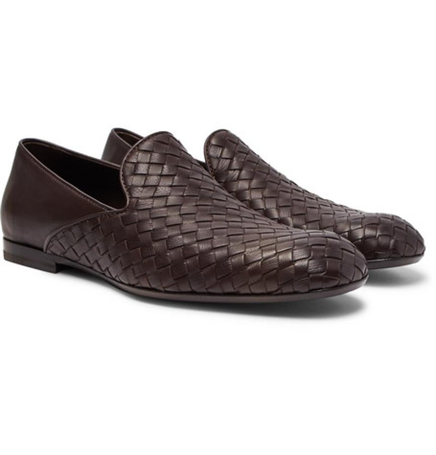 Mocasines de Bottega Veneta. La sofisticación de la firma se aprecia en el cuero marrón tejido a mano de estos mocasines trenzados y elásticos que buscan la máxima comodidad más allá del sentido estético. Precio: 620 euros.