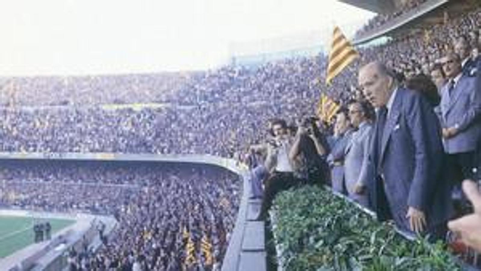 Fotografía de Tarradellas en el palco del Camp Nou. 