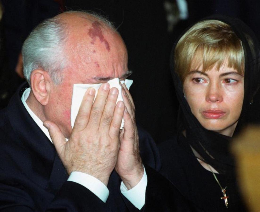 Iria Gorbachov mira a su padre, emocionado, en el funeral de su esposa. 