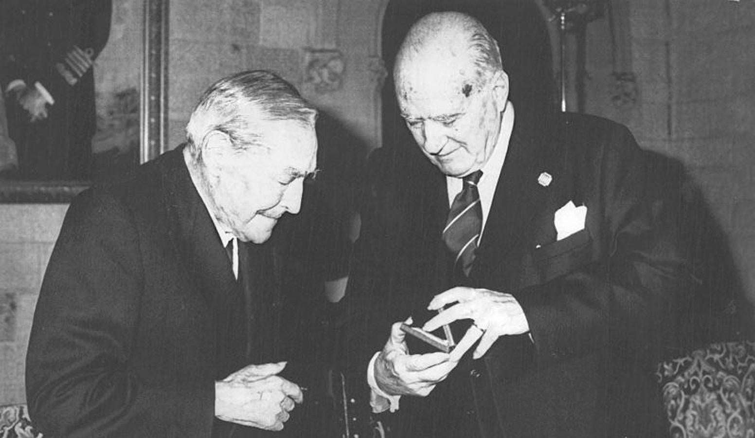 Josep Tarradellas premiando al escritor Josep Pla. 