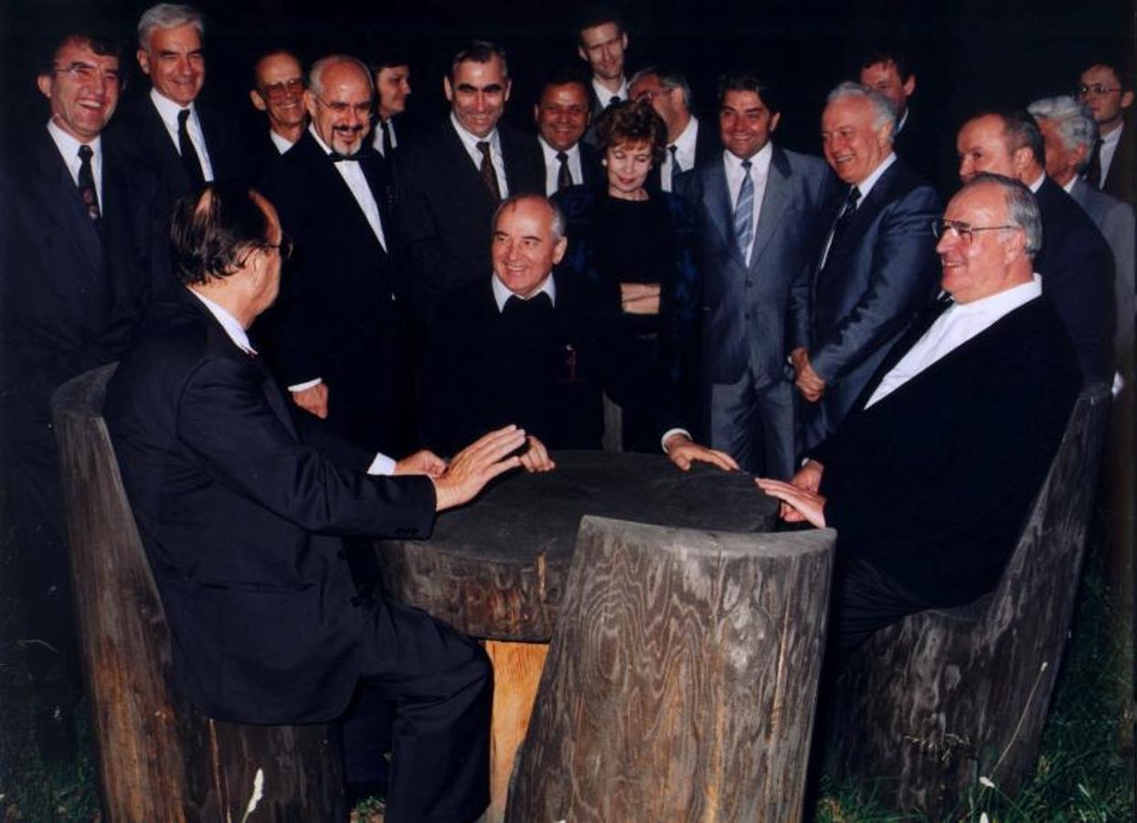 Helmut Kohl y el ministro de Exteriores de la RFA reciben a Miajil Gorbachov. 