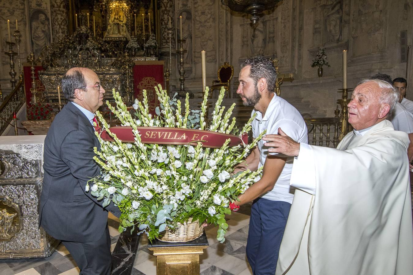 Las mejores imágenes de la ofrenda floral del Sevilla FC a la Virgen de los Reyes