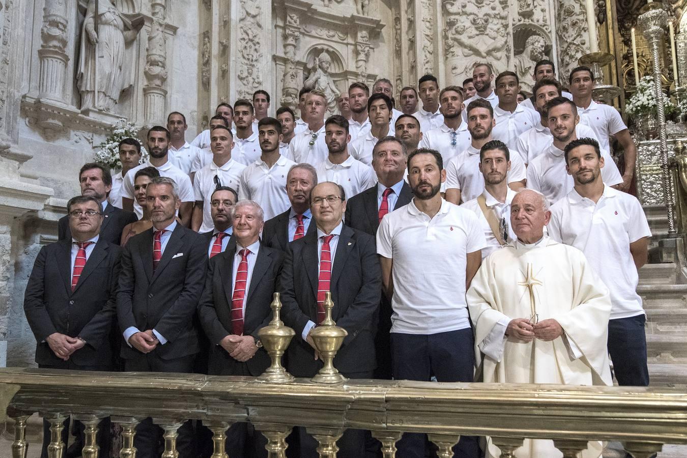 Las mejores imágenes de la ofrenda floral del Sevilla FC a la Virgen de los Reyes