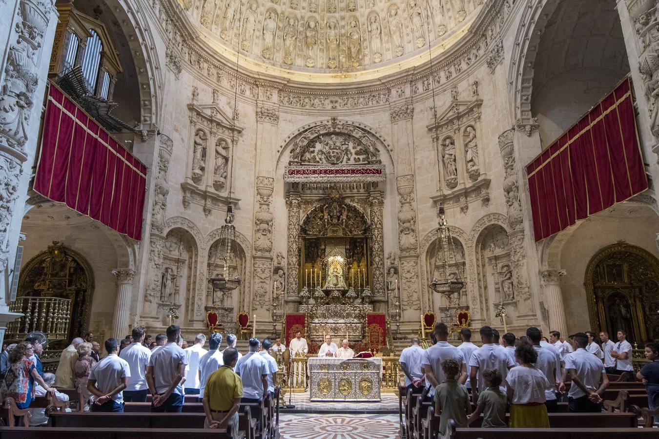 Las mejores imágenes de la ofrenda floral del Sevilla FC a la Virgen de los Reyes