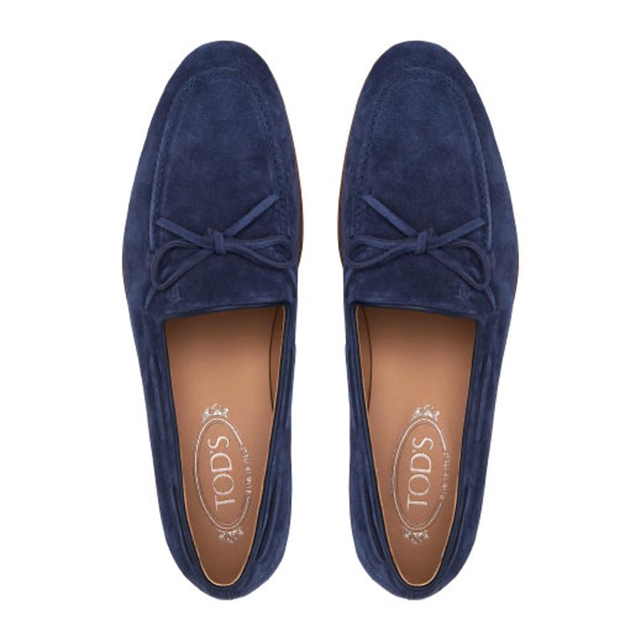 Mocasines de Tod's. La firma de artesanía italiana, especializada en el calzado, es posiblemente el máximo exponente de los mocasines. Entre todos sus diseños, destacamos éste realizado en ante y rematado con lazo. La suela es de cuero. Precio: 495 euros.