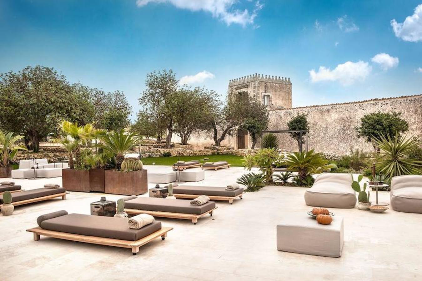 Así es el hotel Dimora delle Balze. La casa está construida alrededor de dos hermosos patios, flanqueados por terrazas y un bello jardín con piscina climatizada de agua salada