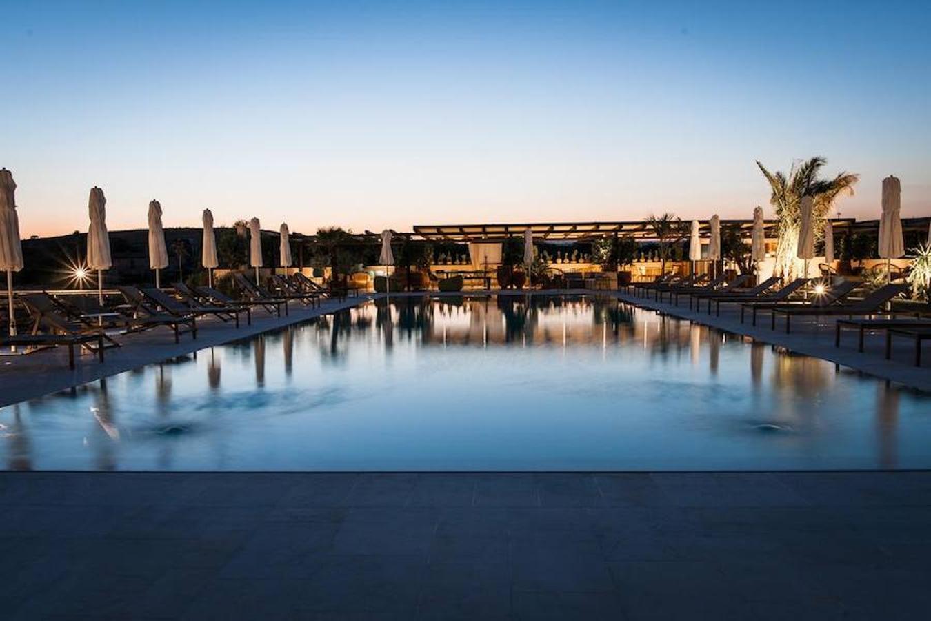 Así es el hotel Dimora delle Balze. La casa está construida alrededor de dos hermosos patios, flanqueados por terrazas y un bello jardín con piscina climatizada de agua salada