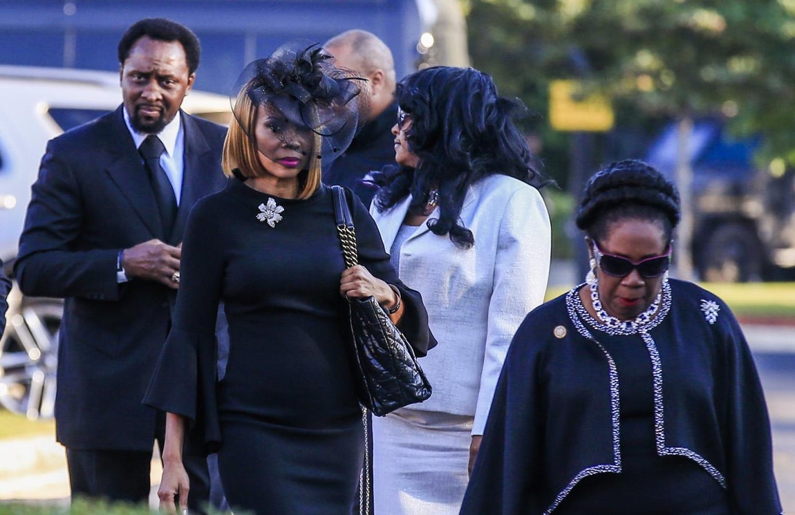 El boxeador Thomas Hearns (i) llega al Templo Greater Grace en Detroit, Michigan, Estados Unidos, para asistir al funeral de Aretha Franklin. 