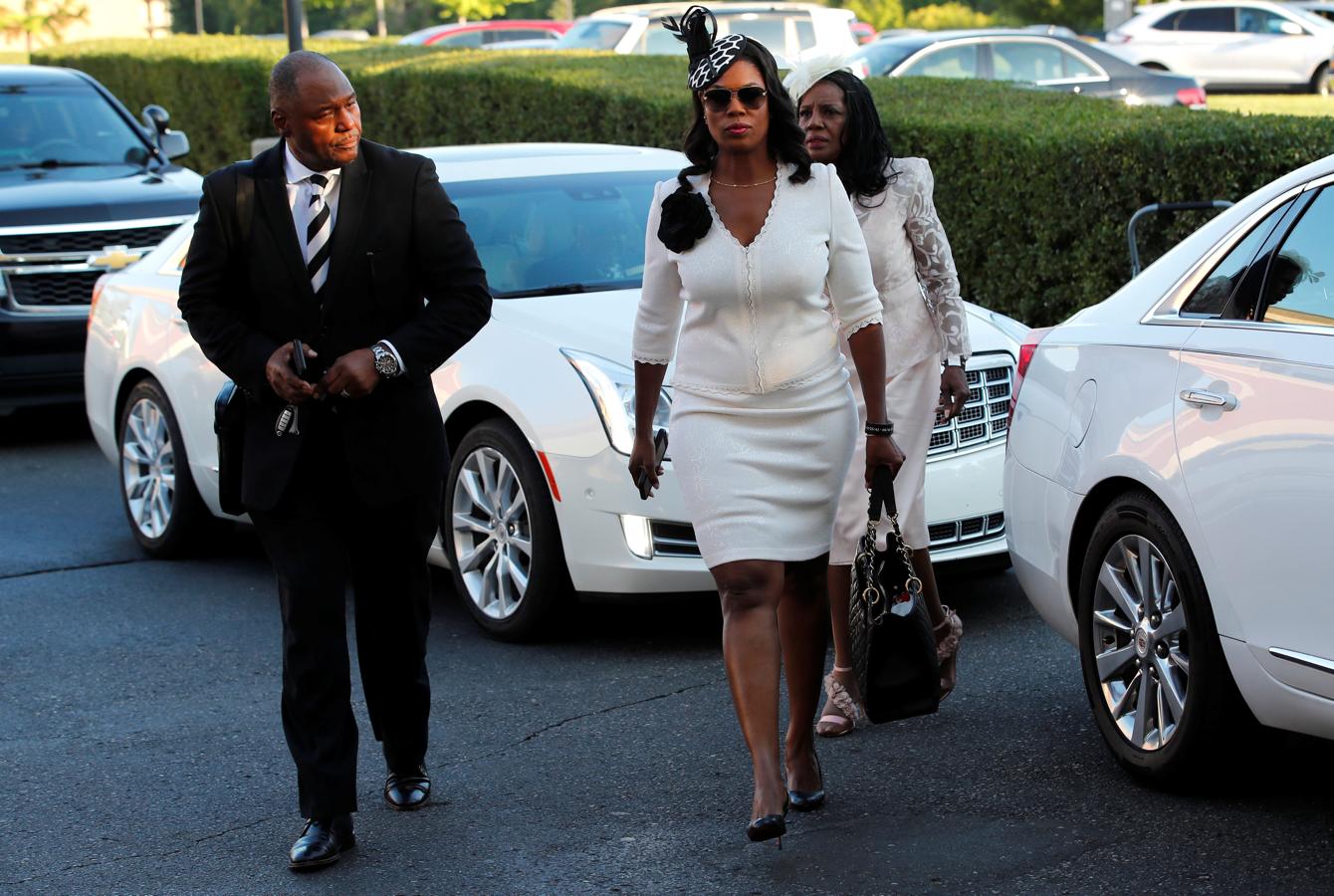 La consultora política Omarosa Manigault-Newman, conocida por su participación en varios «reality shows» llega al funeral. 