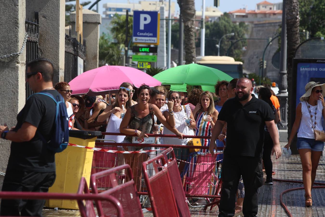 FOTOS: El muelle, un hervidero a la espera del concierto de Ricky Martin