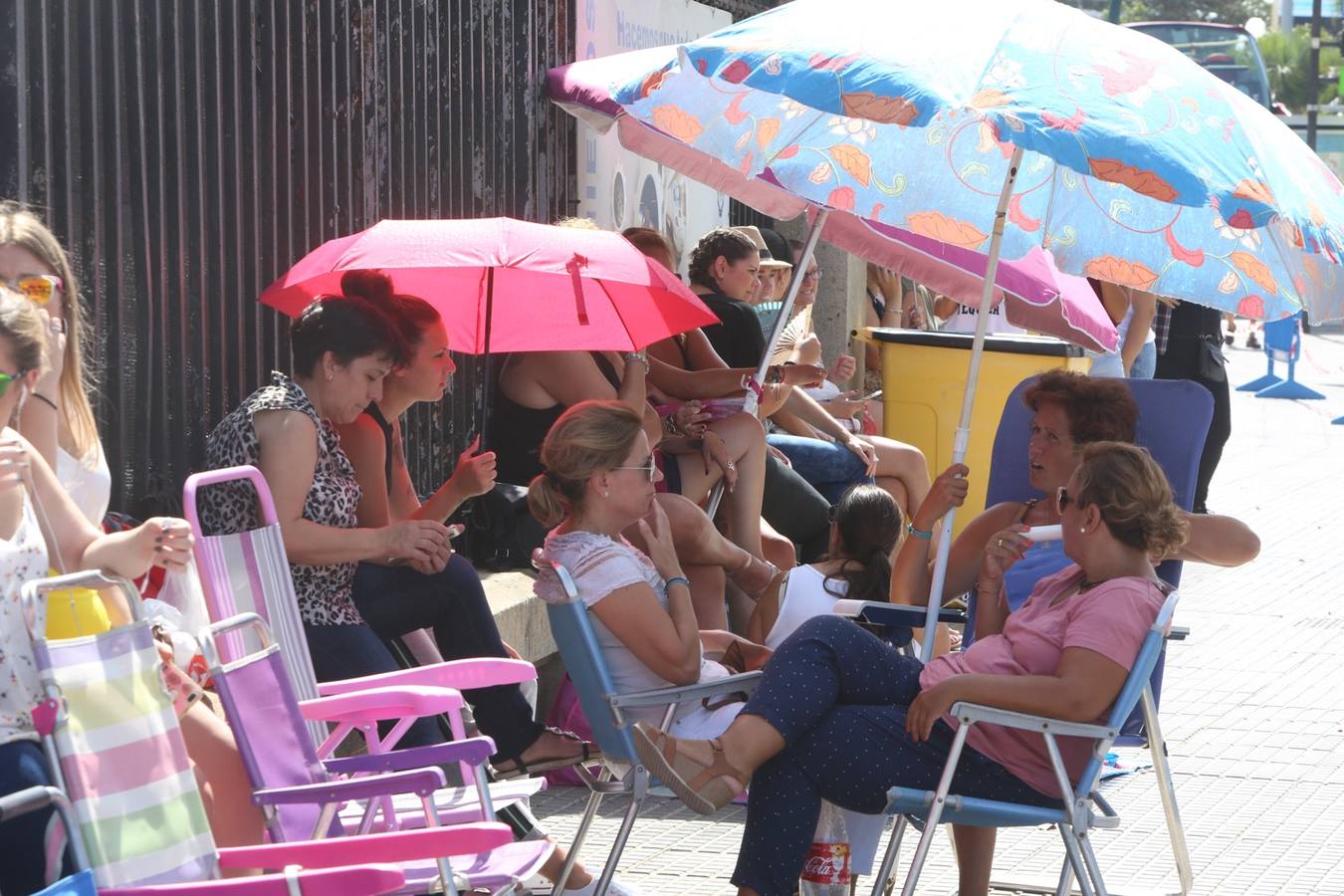 IMÁGENES: Los primeros fans ya esperan al cantante Ricky Martin en Cádiz