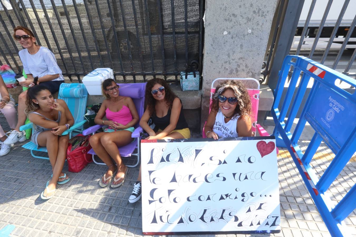 IMÁGENES: Los primeros fans ya esperan al cantante Ricky Martin en Cádiz