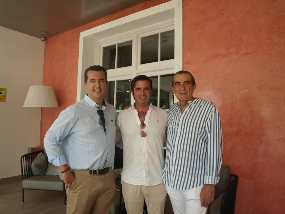 Antonio y José Ramírez y Juan Antonio Parada en el hotel Reina Victoria