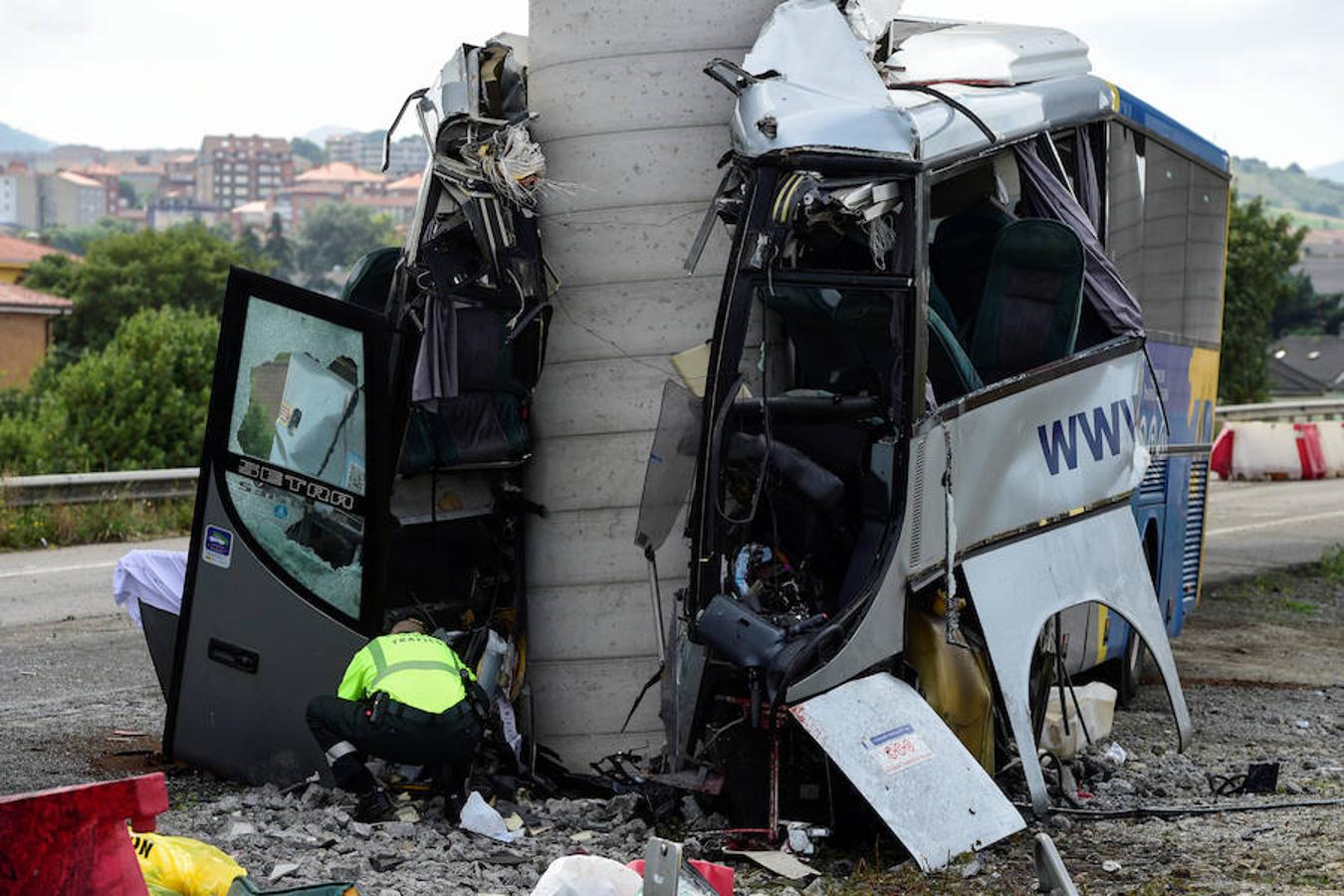 Todavía no ha trascendido el número final de heridos y fallecidos, aunque el impacto ha sido dramático. Algunos pasajeros han tenido que sufrir amputaciones por los servicios de emergencia, entre ellos, el conductor del vehículo, que ha perdido una pierna.