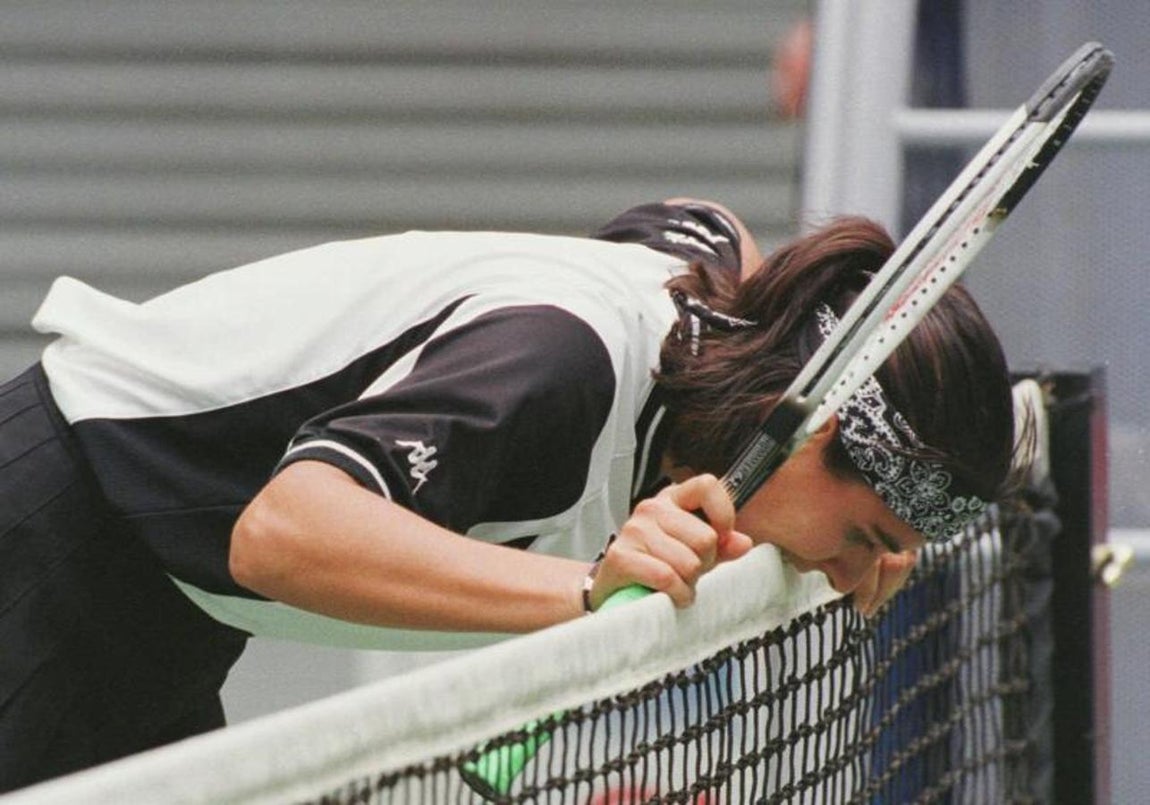 Martínez mordiendo la red tras mandar fuera una pelota. 