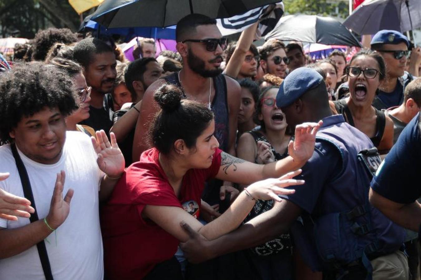 Manifestantes se enfrentan a la guardia municipal de Río de Janeiro durante una concentración frente al Museo Nacional de Río de Janeiro