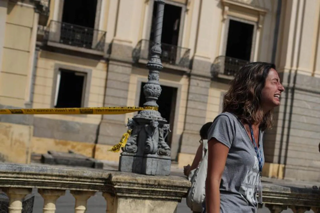 Una funcionaria llora a las puertas del Museo Nacional de Río de Janeiro