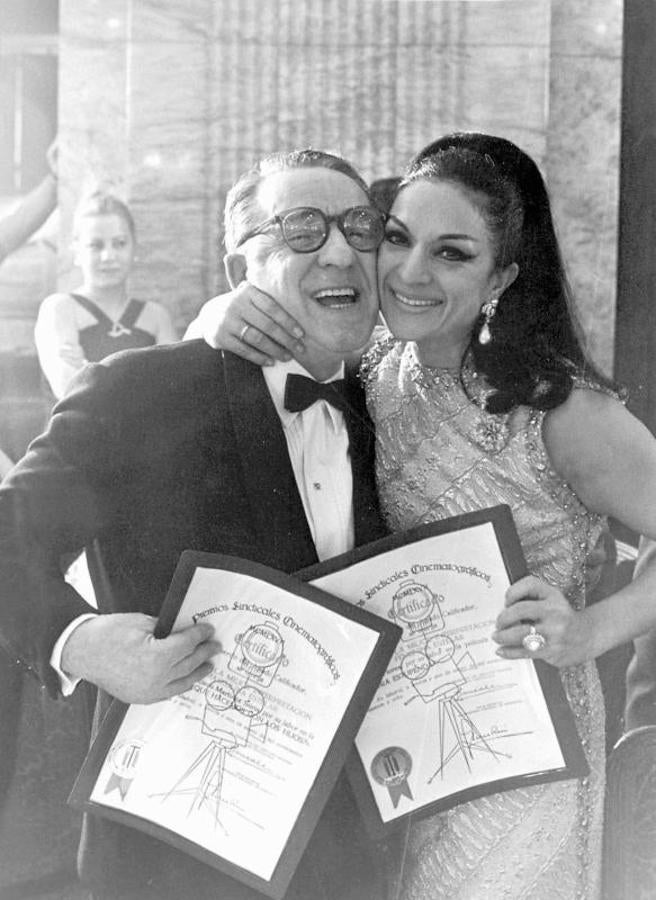 Abrazo entre Lola Flores y Paco Martínez Soria en una entrega de premios de cine. 