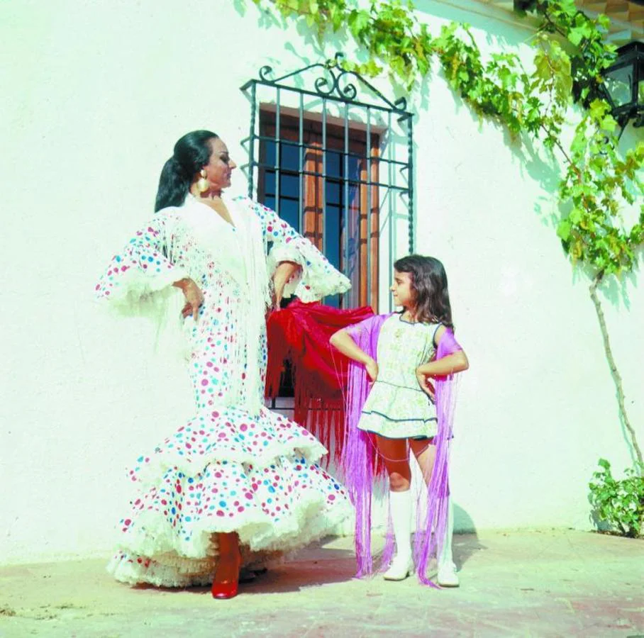 Lola Flores enseña a su hija Rosario una pose. 