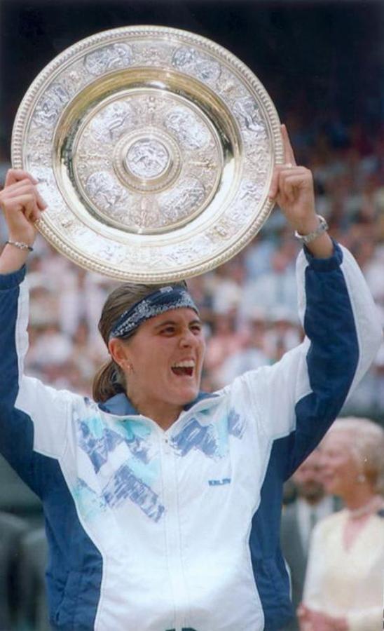 Conchita Martínez levanta el trofeo de Wimbledon. 